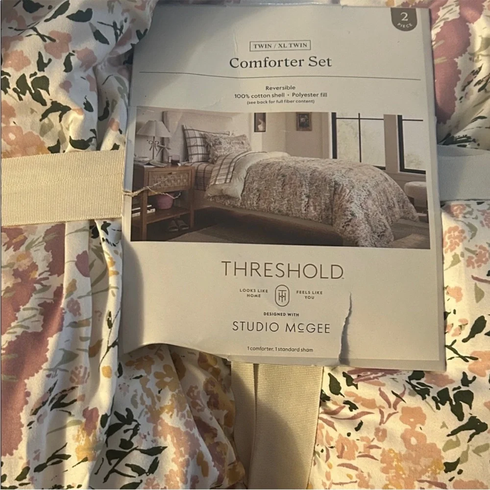 Threshold Twin/ XL Reversible 2- Piece Floral Comforter Set Pink/Green